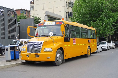 初中学生校车