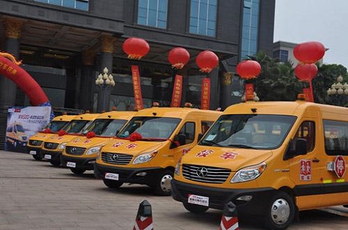 高中学生校车