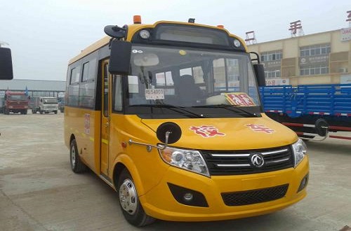 初中学生校车